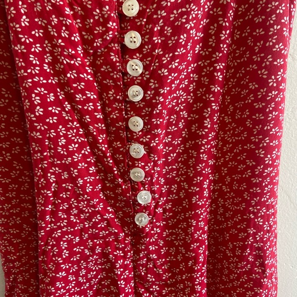 Red, Floral Vintage Jumper, Size Medium with Seashell Buttons - Picture 4 of 6